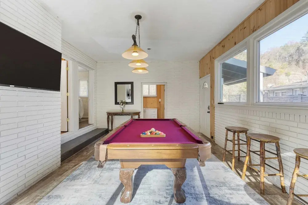 Creekside Haven by Avantstay Hot Tub, Outdoor Dining Area Nestled Next to Creek