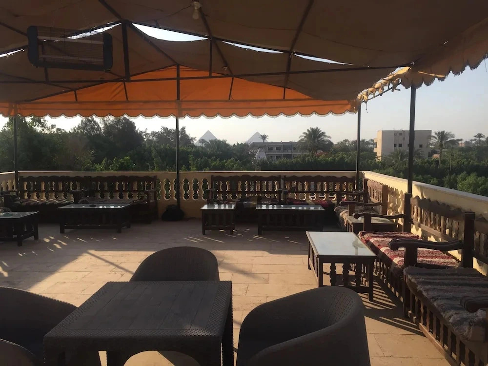 Pyramids Empire Inn