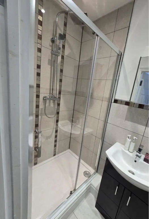 Room in Guest Room - Limehouse Townhomes Modern Spacious Serviced En-suite Room With a Garden View