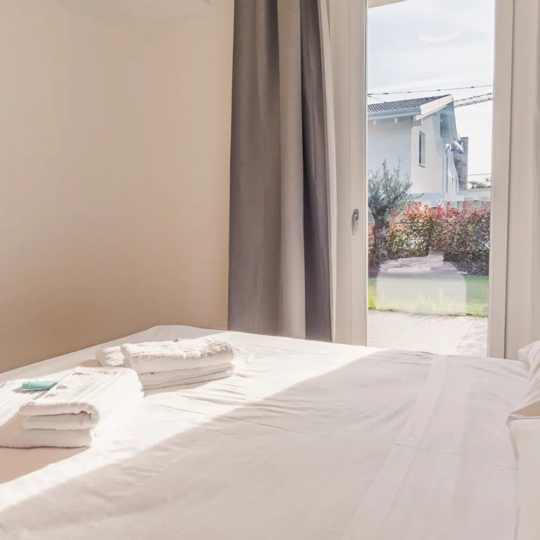 HOST4U - Garda Lake Lido Apartments With Pool, Garden and Private Parking in Garage