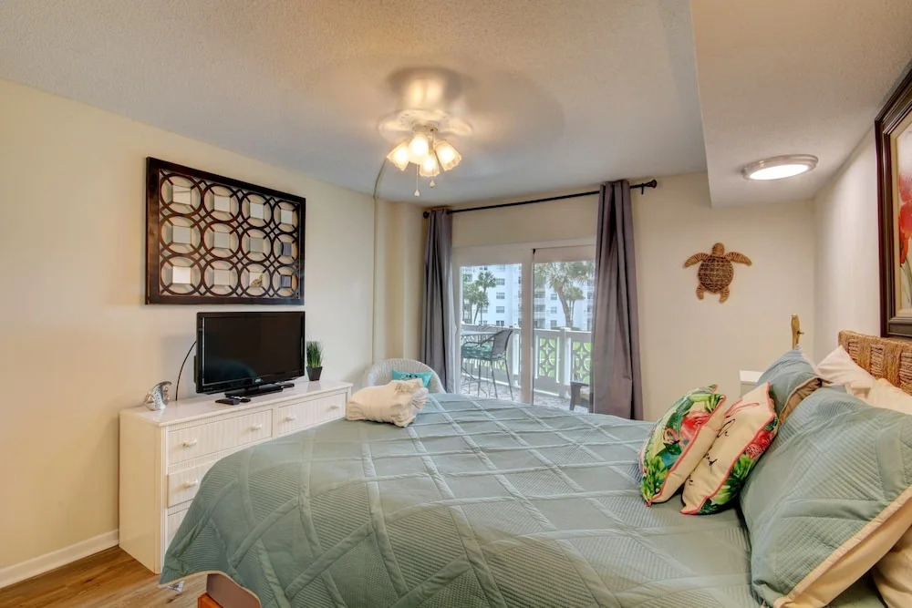 224 El Matador 1 Bedroom Condo by RedAwning