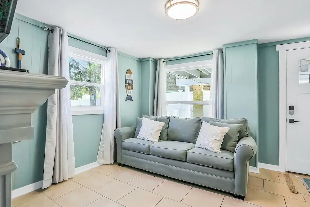 Lower Level 1 Block From 2 Beaches W/private Pool, High-speed Wi-fi