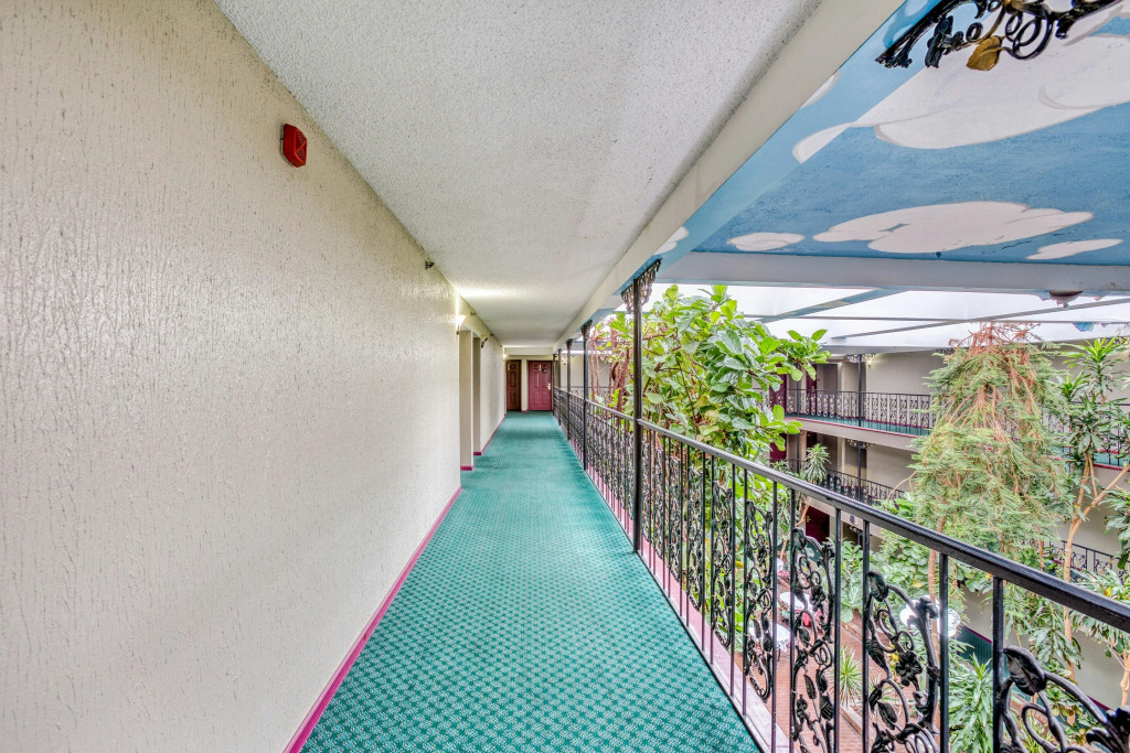 OYO Townhouse Tulsa Woodland Hills