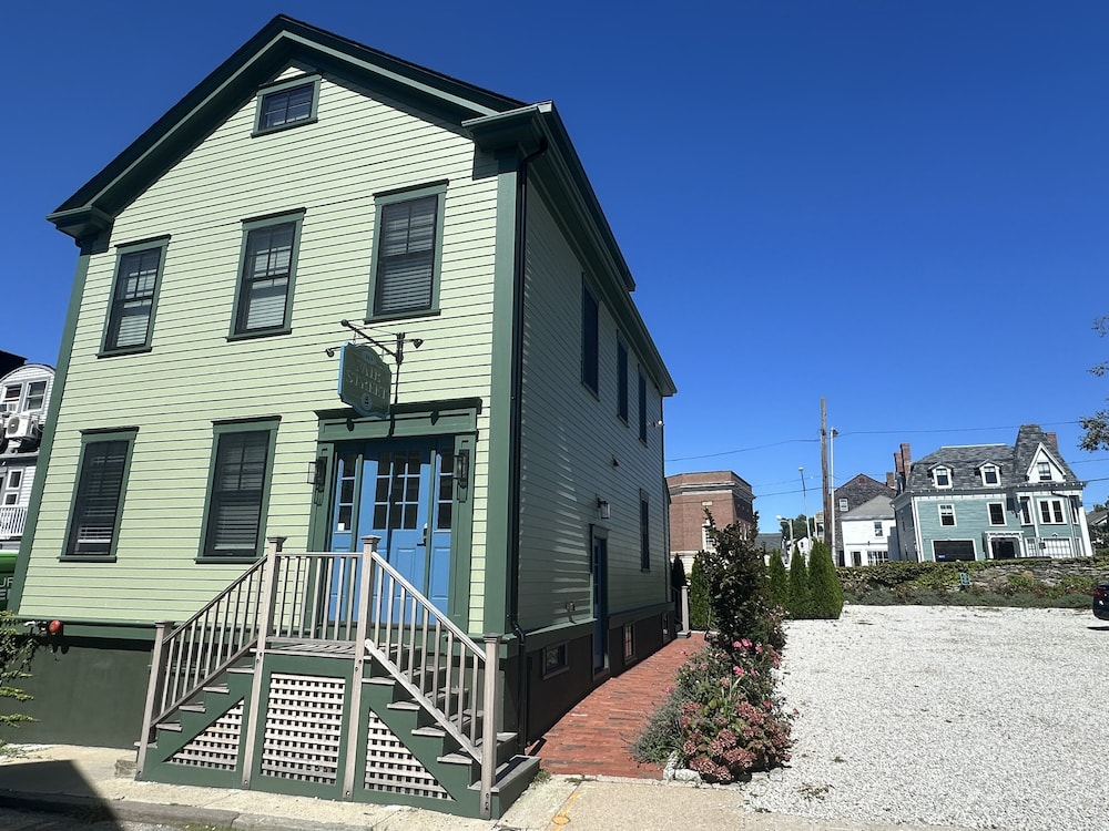 Downtown Newport 2br Apartment W/ Parking & Deck - Unit 4 2 Bedroom Apts