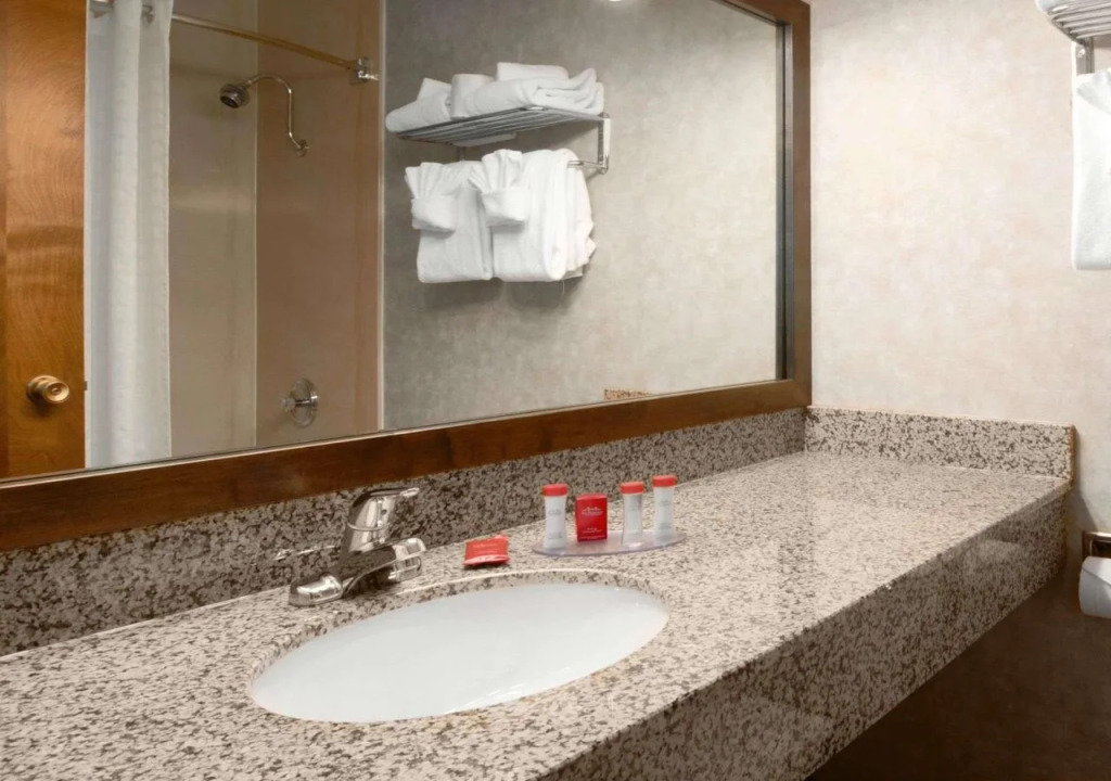 EverSpring Inn and Suites