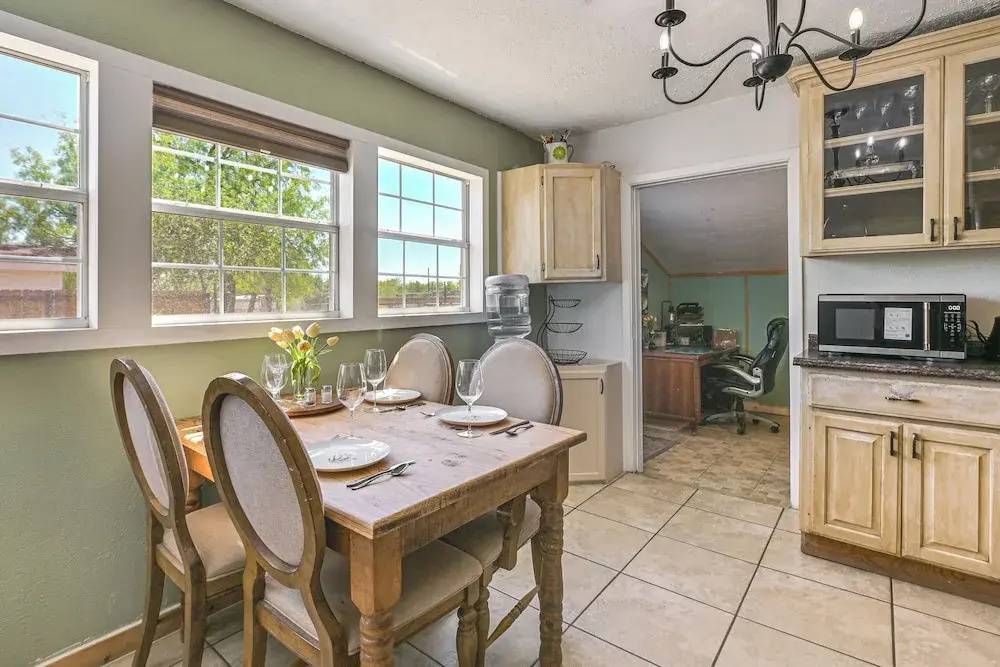 Cozy & Cute Crystal City Home: Shaded Deck w/ BBQ