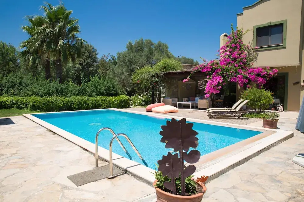 Important Group Villa Costa
