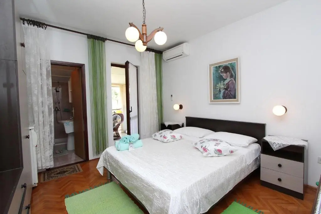 Rooms and Apartment Pina