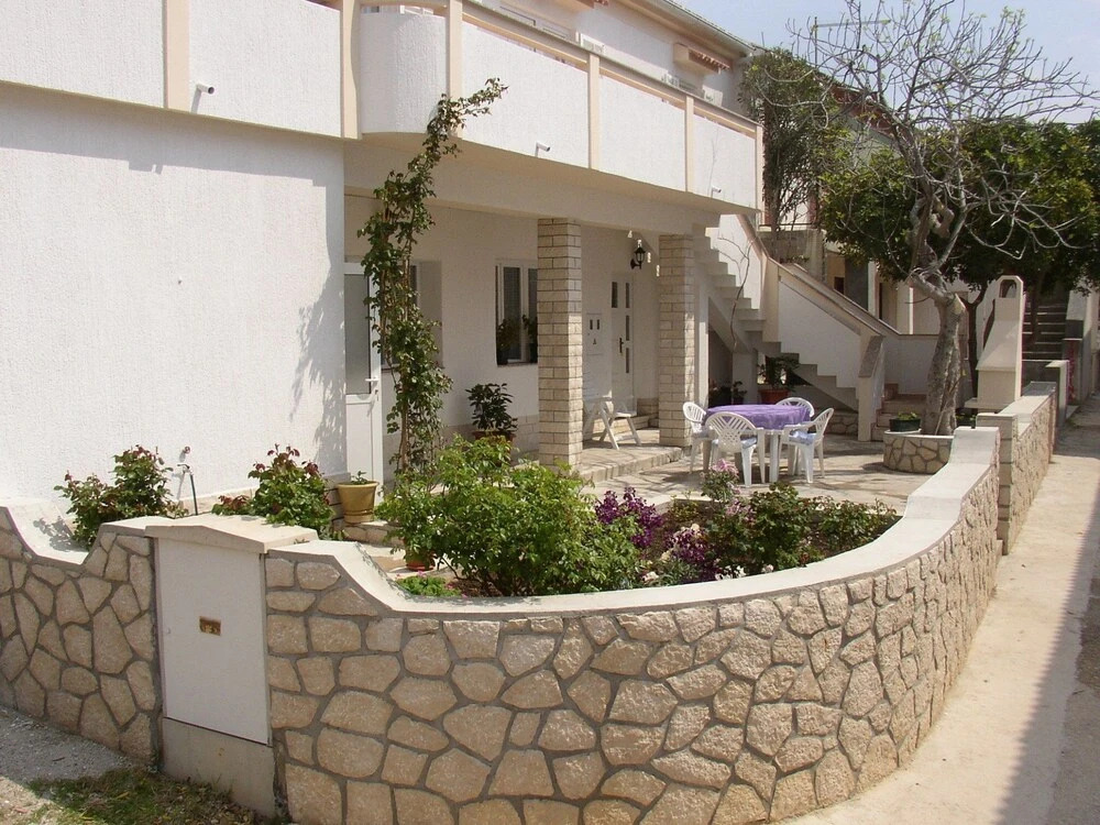Luca - With Nice Courtyard - A2