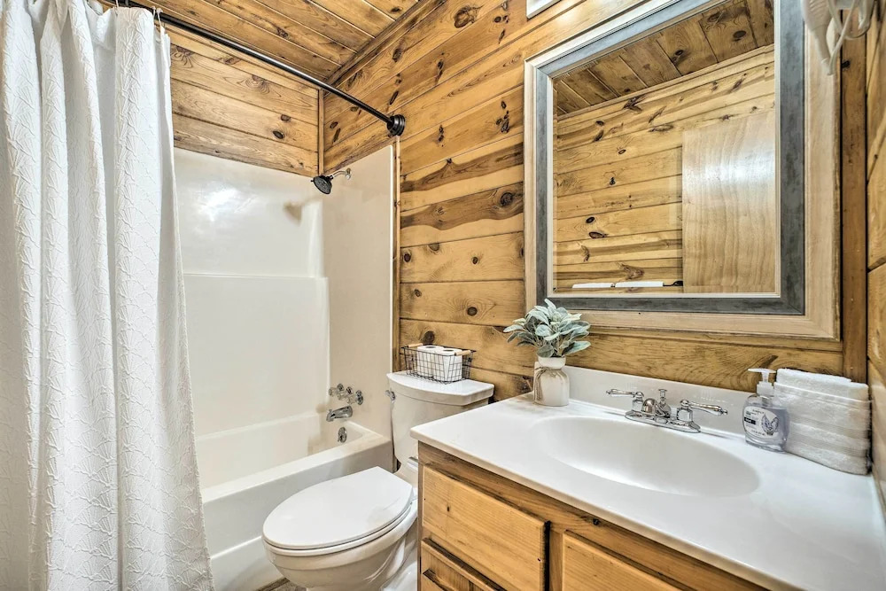 Broken Bow Getaway: Hot Tub, Grill & Fire Pit