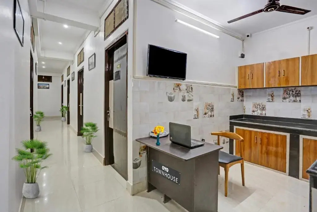 Oyo Townhouse 1082 Holidayy Inn
