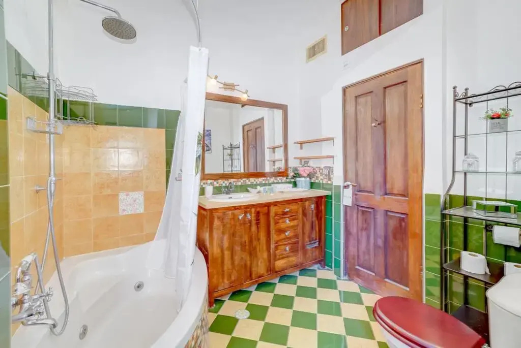 Charming spacious 4BR apt near the sea