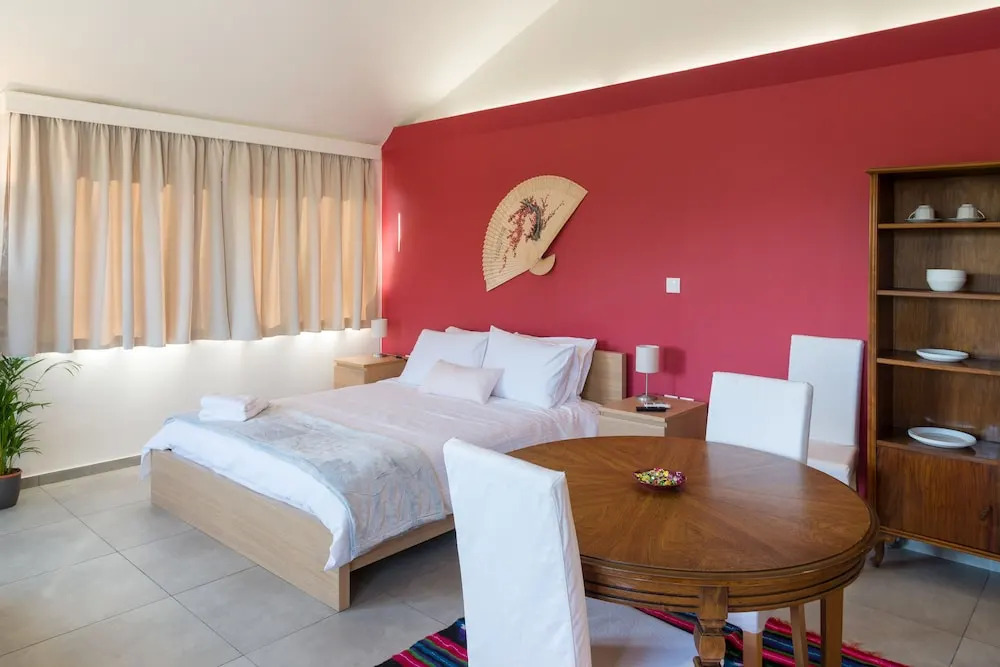 CHROMA Lodge Pikermi