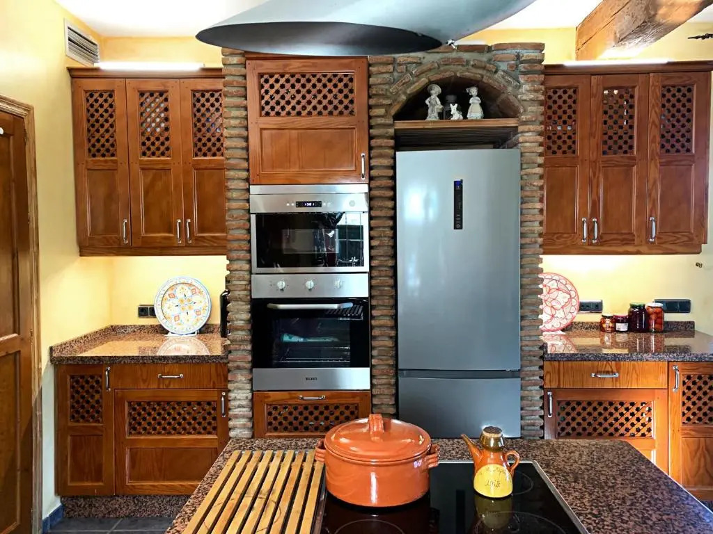 VILLA NABRISA MARBELLA, 5 BEDROOM, PRIVATE POOL, GARDEN, BBQ