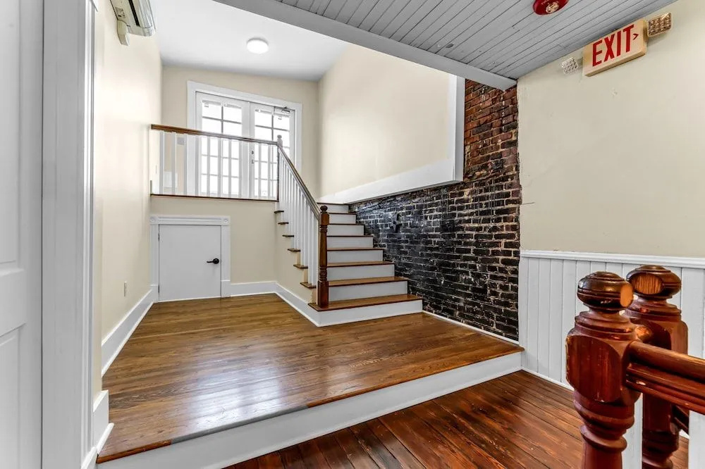 The Elm St Suite - Downtown Condo