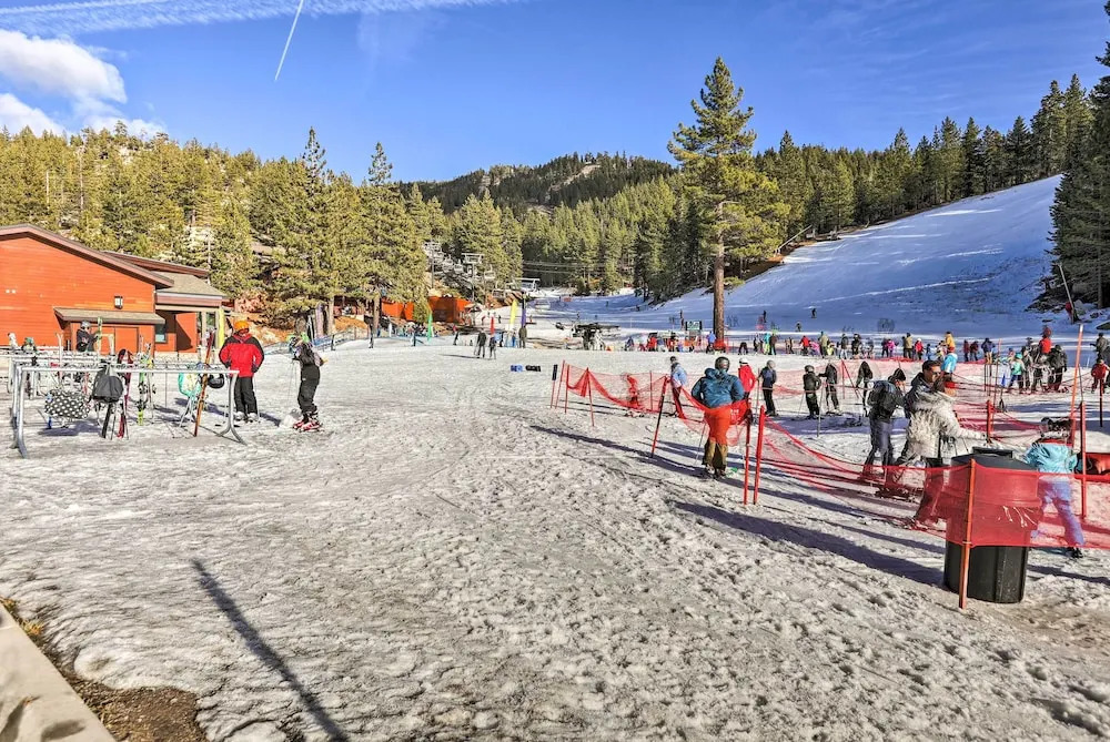 1 Mi to Diamond Peak Ski Resort: Forest-View Condo