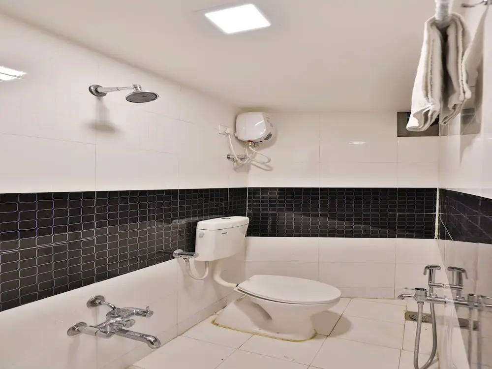 OYO 13033 Hotel Raadhe