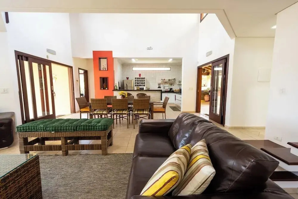 Casa com rea Gourmet e Quintal a 200 m da Praia