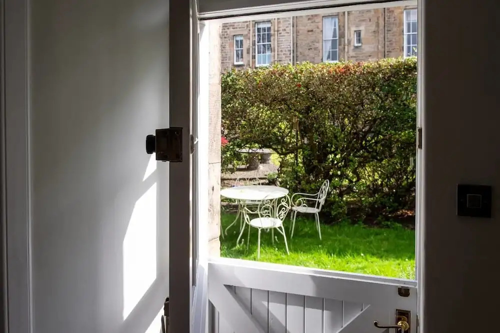 Quiet Mews House With Parking & Garden