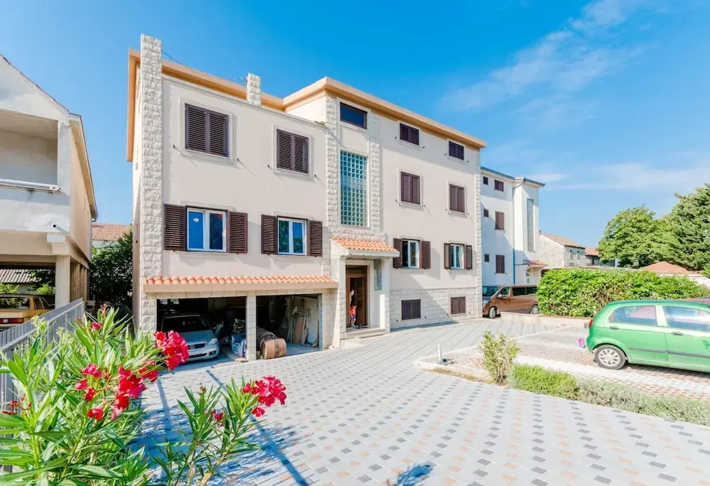Apartment Karlo - Two Bedroom Apartment With Balcony