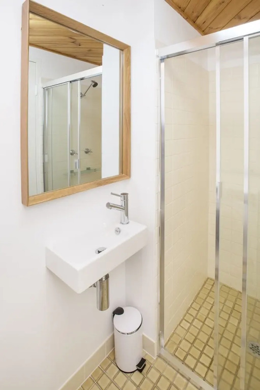 Avalanche 6 - Sophisticated style & modern comfort with a central loca
