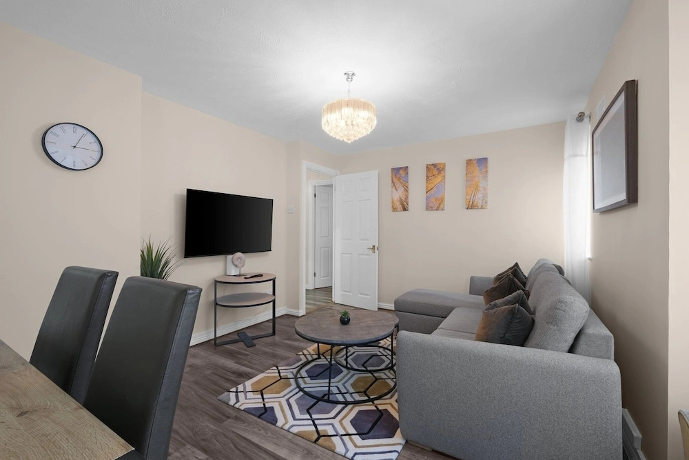 Modern 1 Bedroom Apt in Streatham with Parking