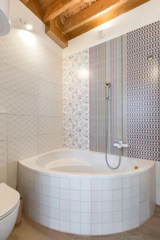 Sleeps 8 Pet friendly Garden & Roof Terrace
