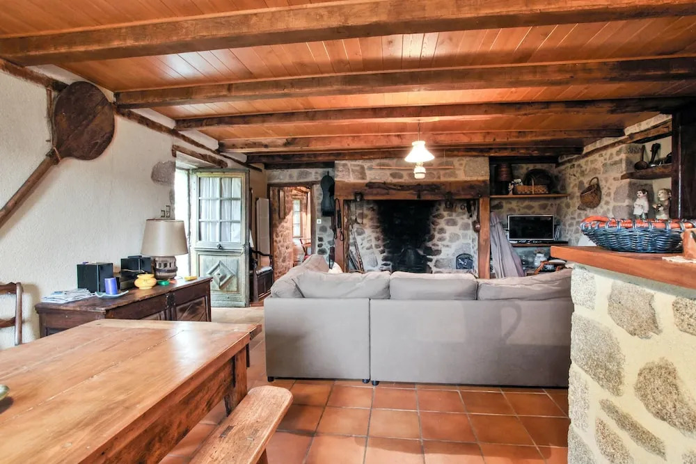 House With 3 Bedrooms in Senezergues, With Wonderful Mountain View, Fu