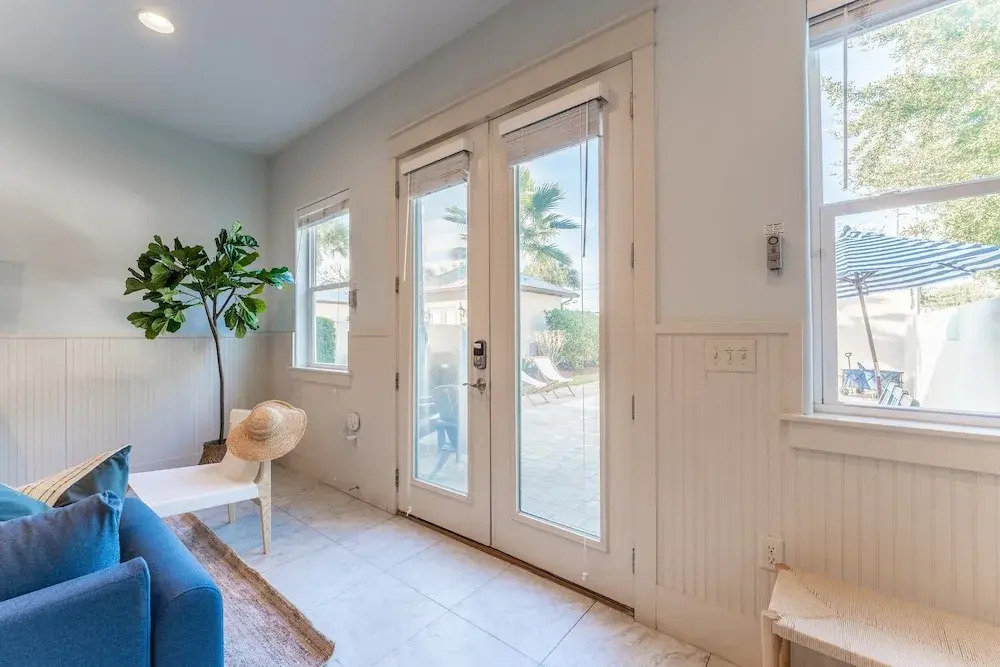 Perry by Avantstay Walk to Miramar Beach! w/ Pool & Guest House!
