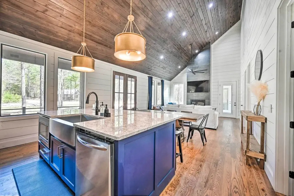 Private Hot Tub, Outdoor Fireplace: Broken Bow Gem