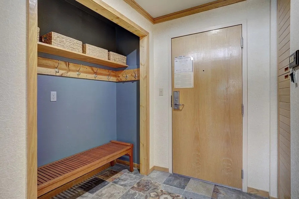 2796 Slopeside 2 Bedroom Condo by RedAwning