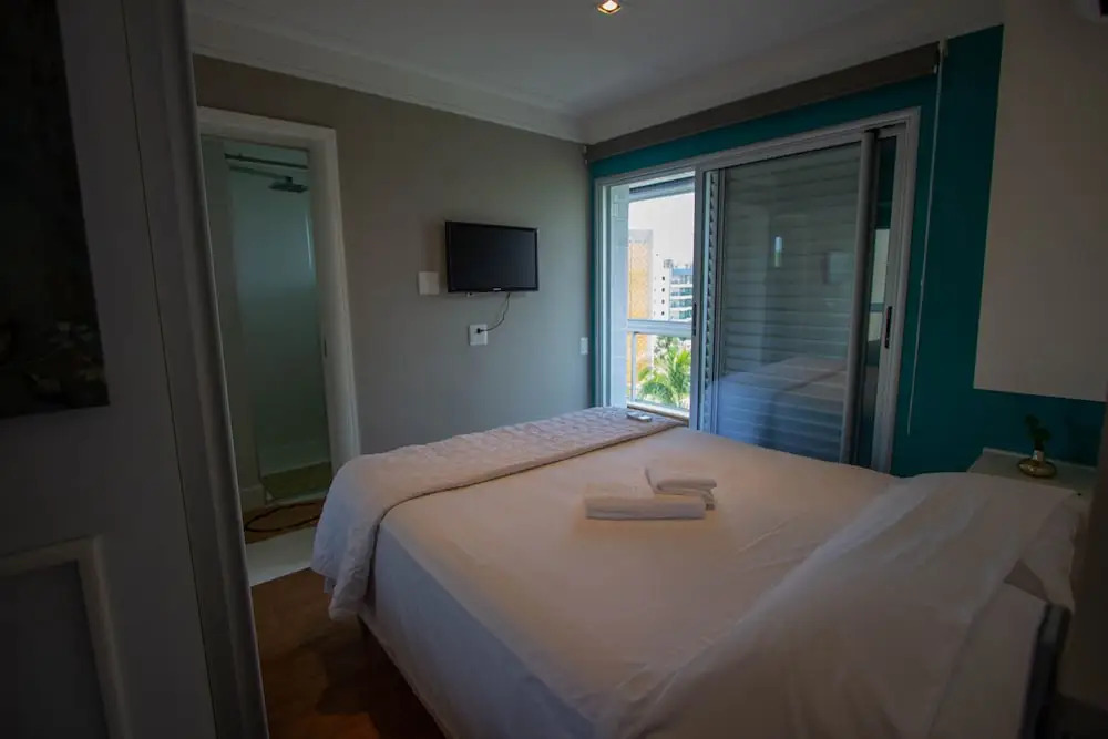 Duplex na Riviera à 70m da praia e próximo ao Shopping.
