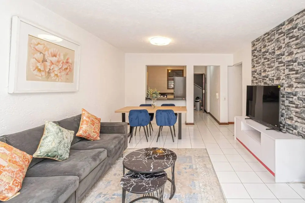 Sandton City 3 Bedroom Apartment With Balcony