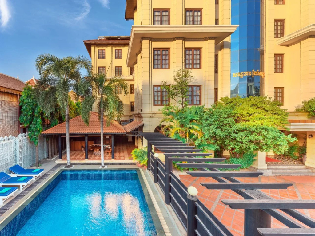 The Suite By Royal Crown Hotel