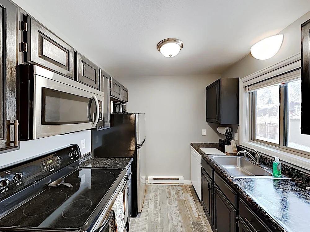 Plush Ski W/ Hot Tub, Pool & Fireplace 2 Bedroom Condo