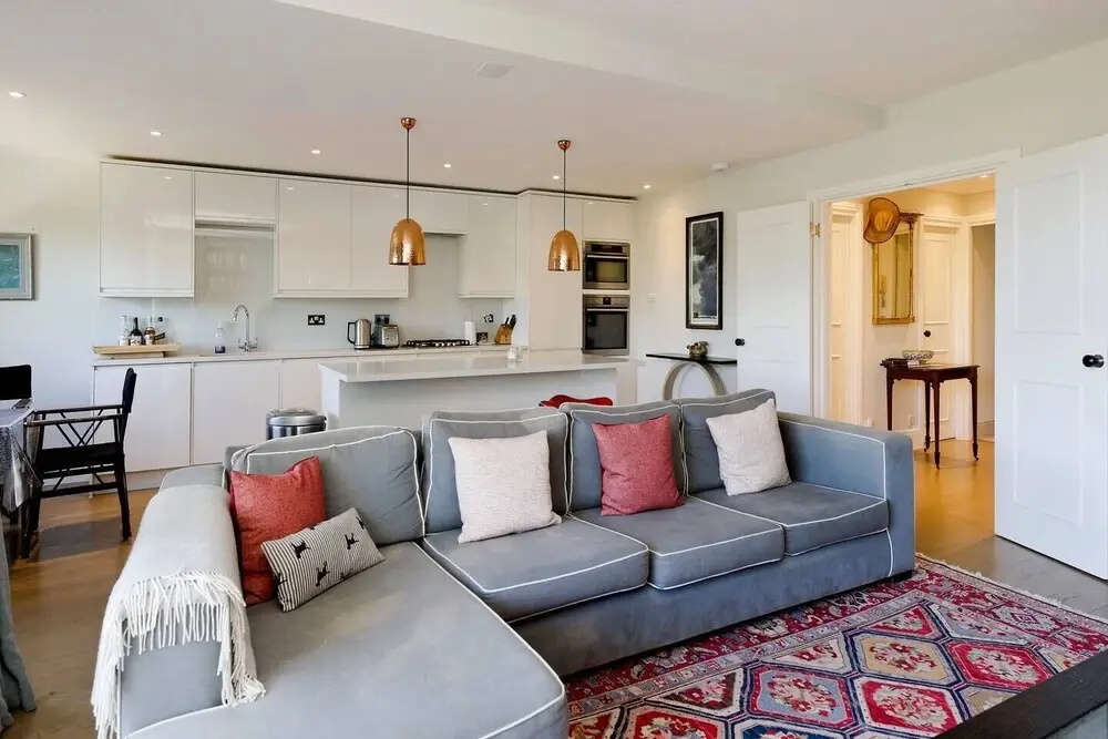Bright 2-Bed Apartment in Fashionable Chelsea