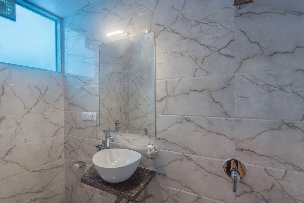 OYO 9996 Hotel Arton Suites