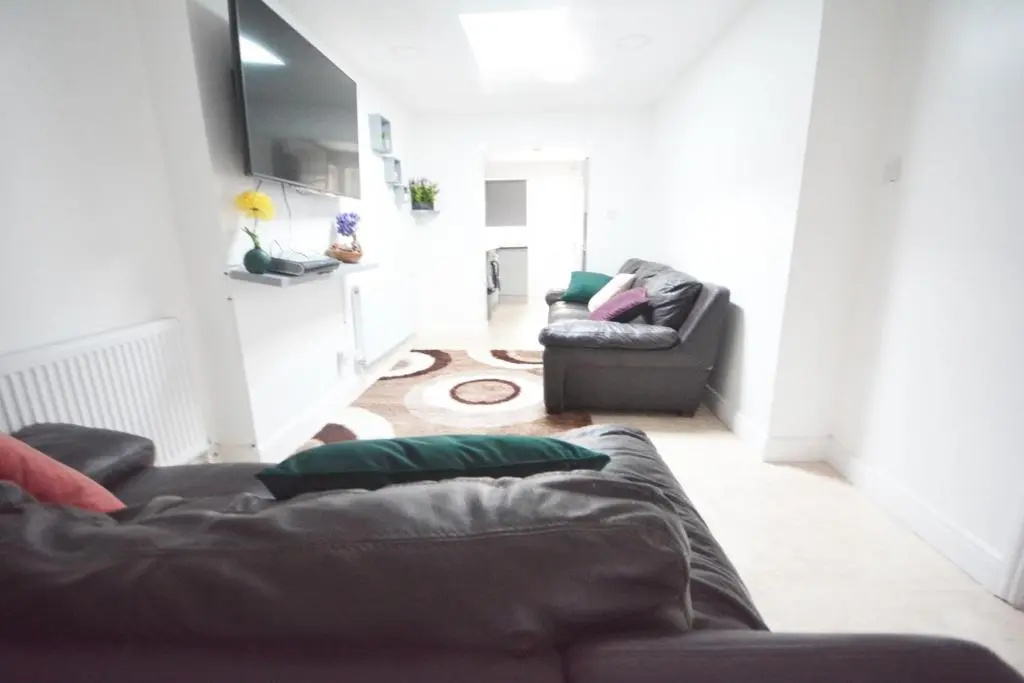 London Zone 2 Three Bedroom Apartment