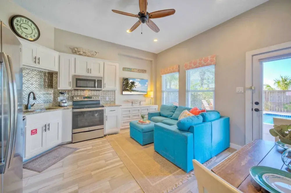 Private Pool Retreat Walk to Beach 2 Living Spaces + Game Room for Groups