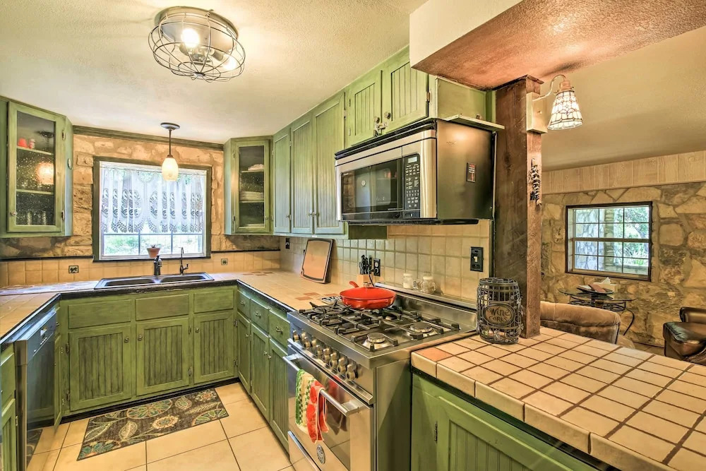 Countryside Cottage: 17 Mi to Downtown San Antonio
