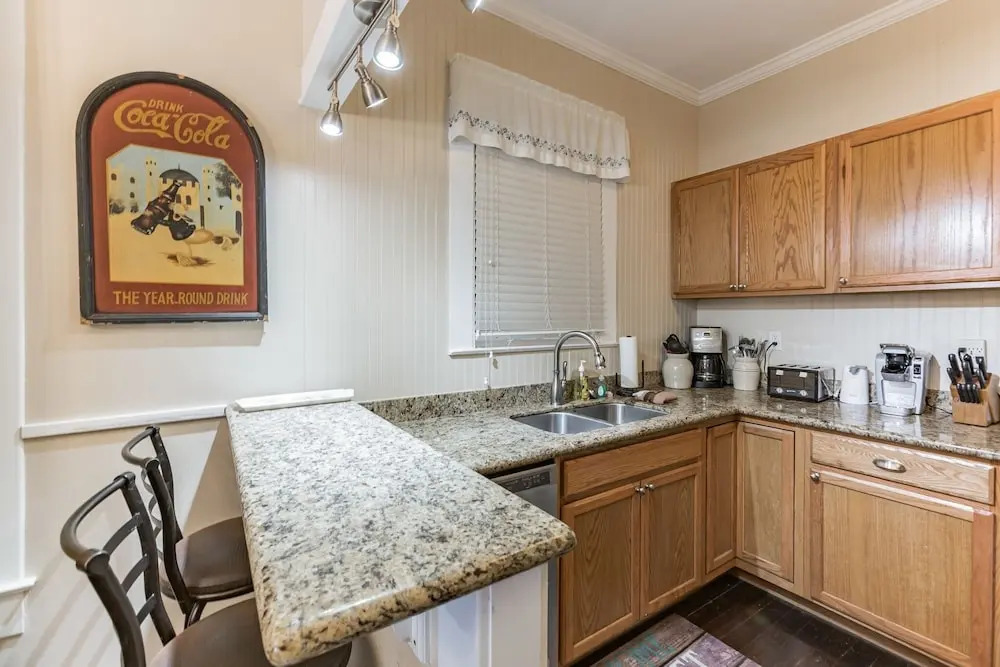 Sea Life - Just Blocks To Beach! 3 Bedroom Home by Redawning