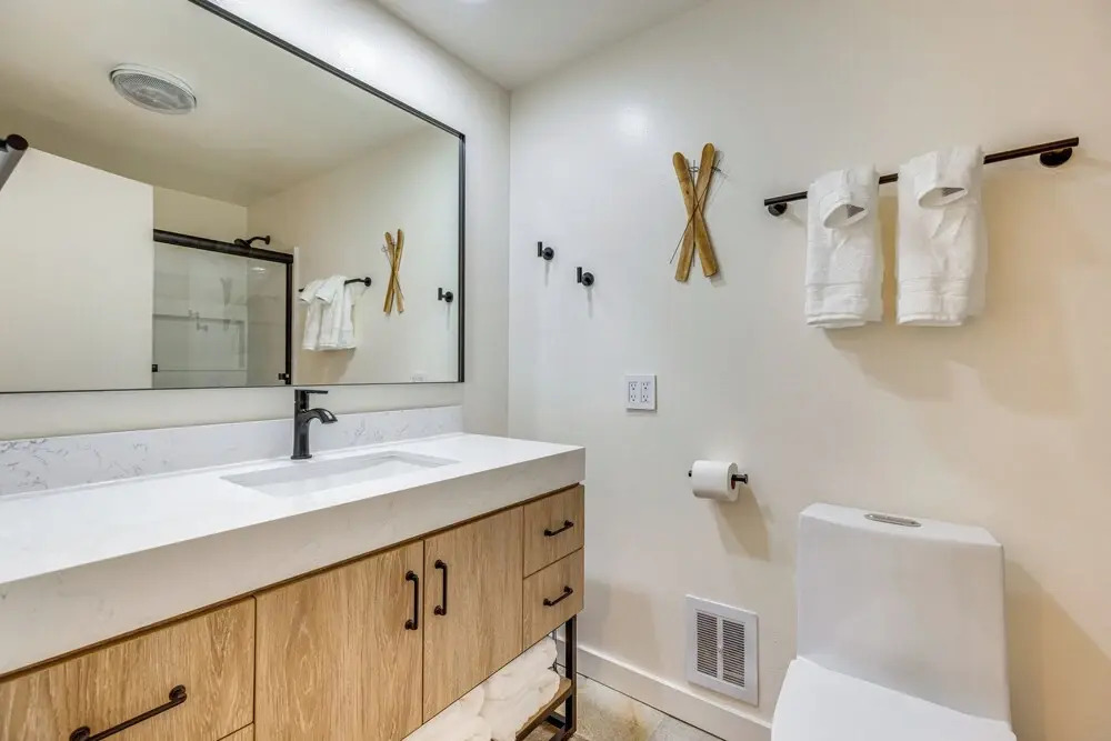 Walk to Mammoth Village: Chic Mountain Studio 101