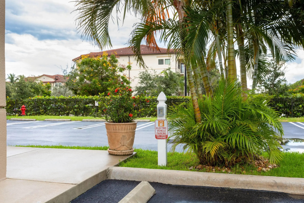 Hawthorn Extended Stay by Wyndham West Palm Beach Airport