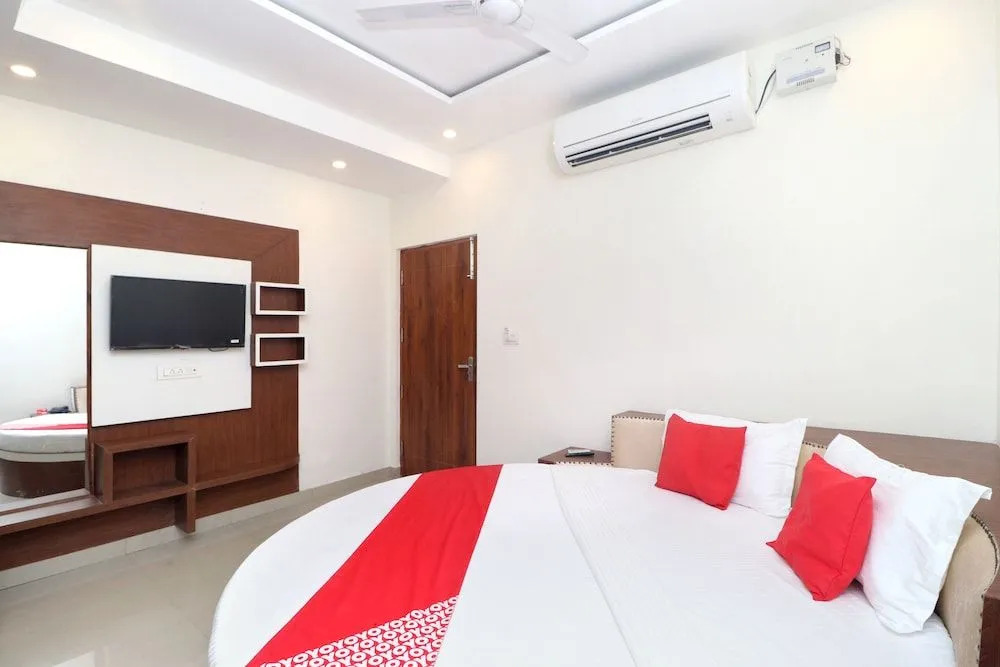Oyo 18504 Hotel Safari