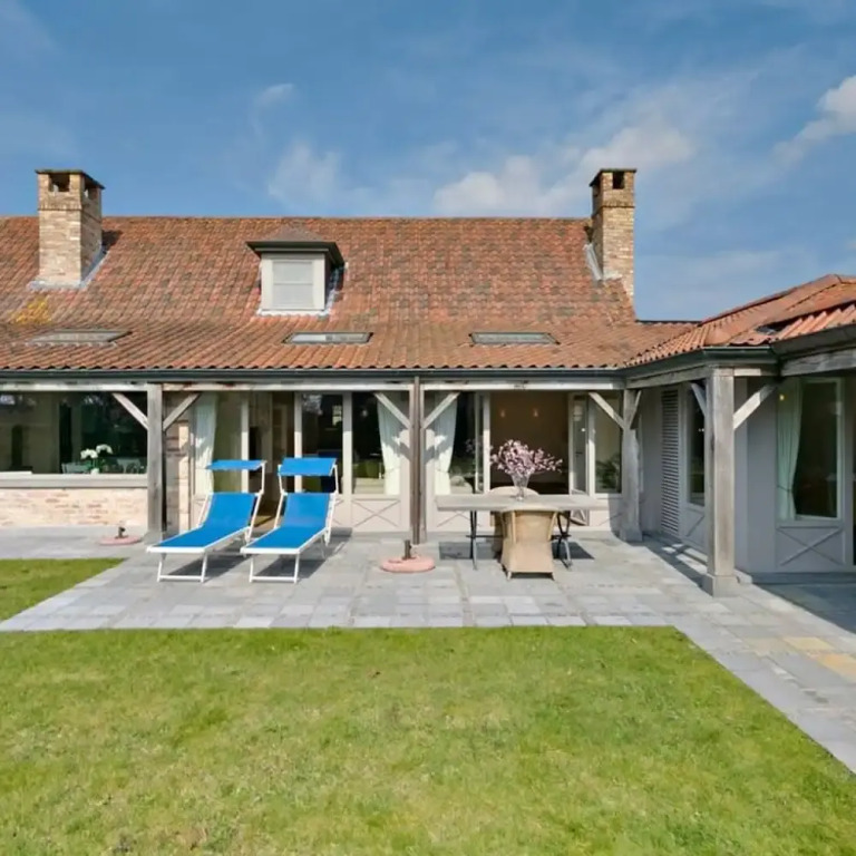 Spectacular Holiday-villa With Lounge-area and bar