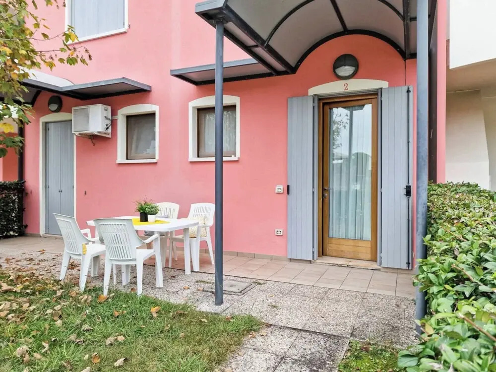 Lovely Holiday Home With Fenced Garden and Pool