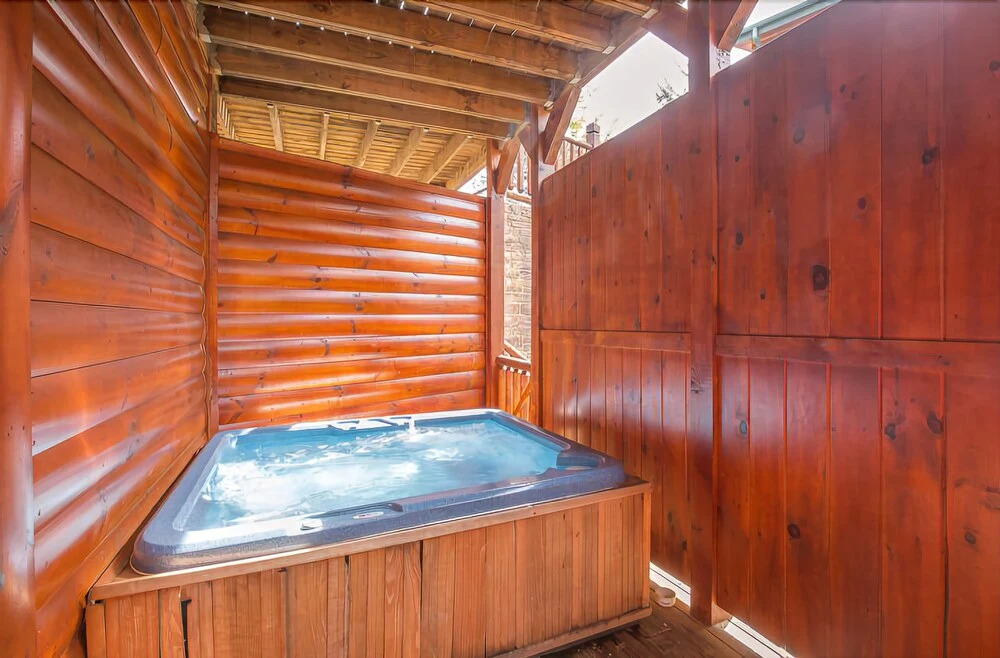Hemlock Inn - Eight Bedroom Cabin