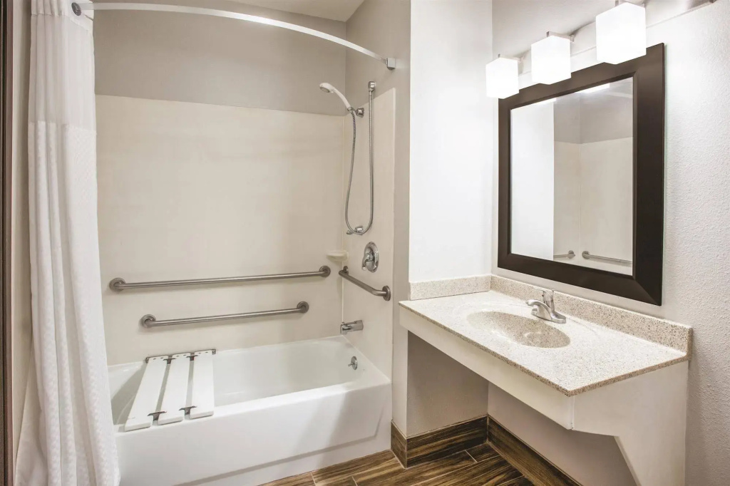 Отель Fairfield Inn & Suites by Marriott Cedar Rapids North