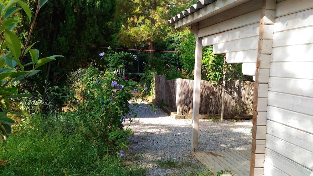 Chalet With 2 Bedrooms In Poussan With Enclosed Garden
