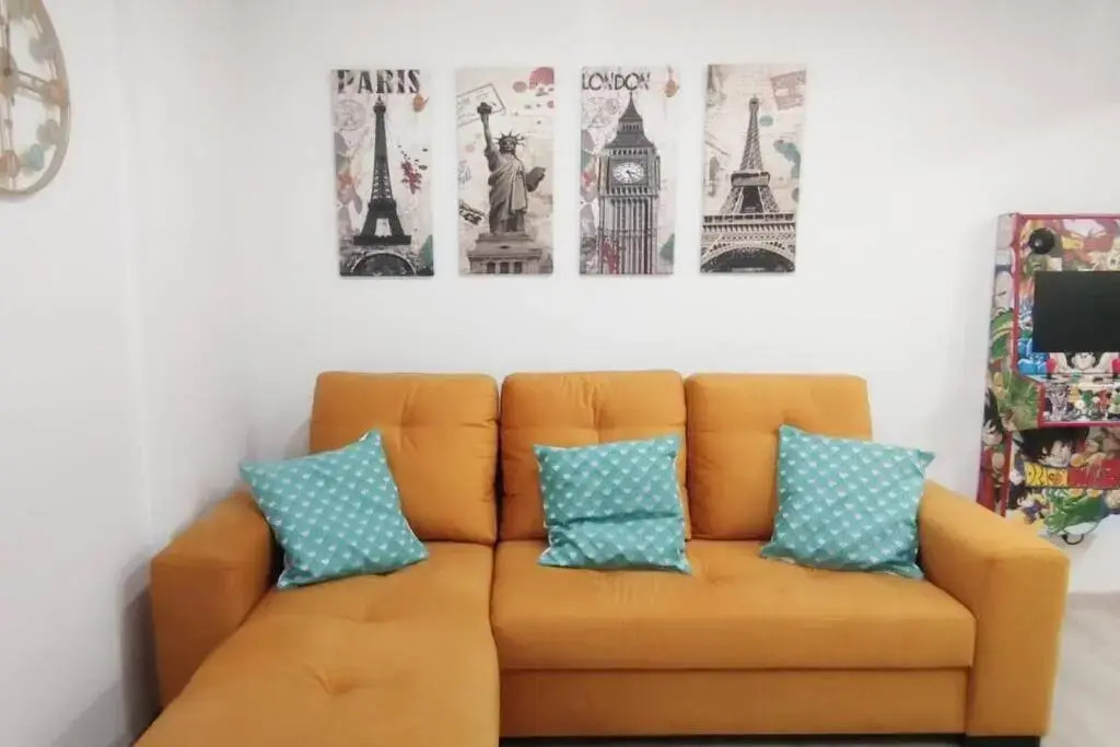 - LUJO - Parking, Maquina Arcade, Wifi y Netflix